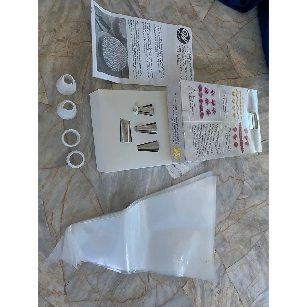 Wilton Cake Decorating Set 19pc‎ 4 Tips 12 Bags 2 Couplers Instruction Sheet